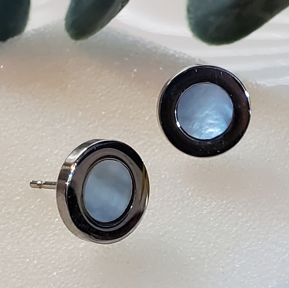 E 21C NEW Silver Pearlescent Stud Earrings - Picture 4 of 6